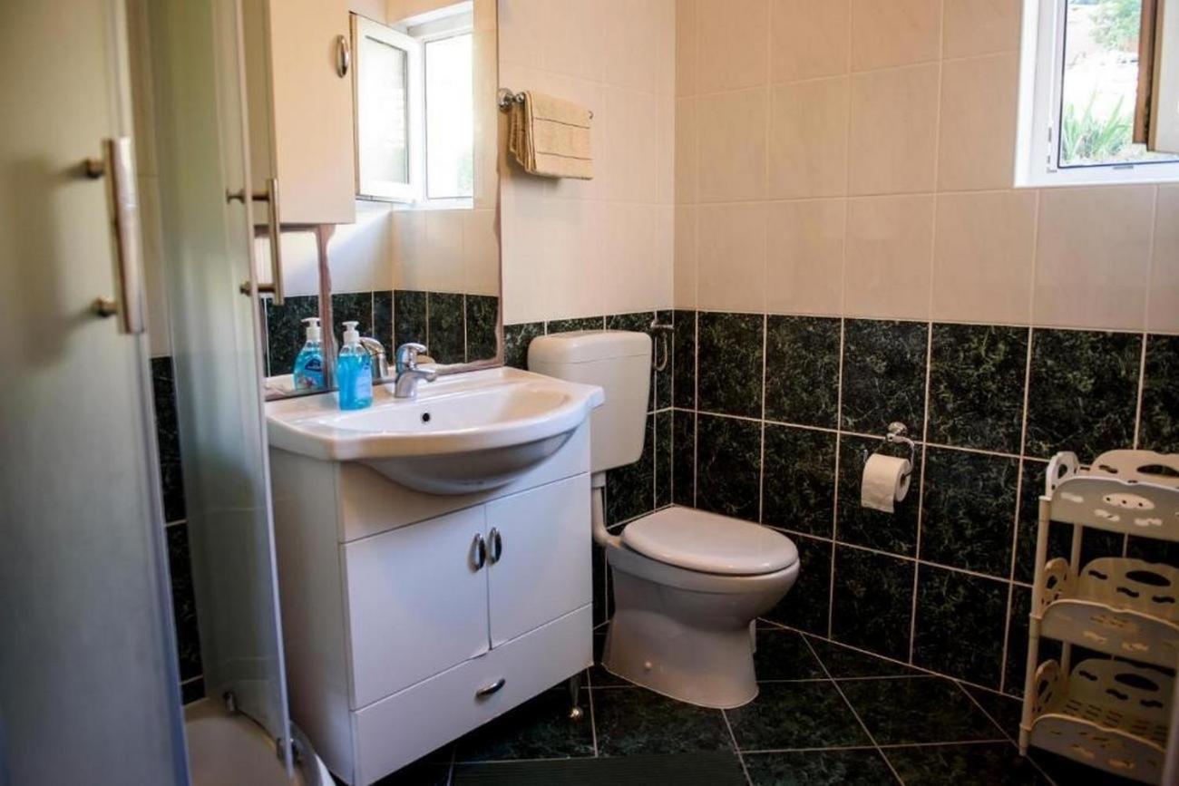 Apartments By The Sea Suhi Potok, Omis - 14555 Jesenice  Room photo