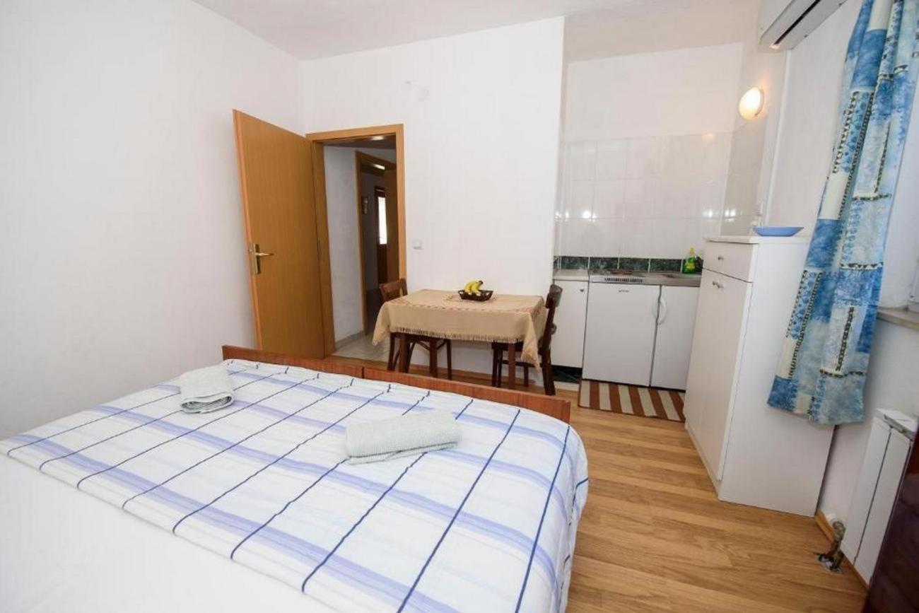 Apartments By The Sea Suhi Potok, Omis - 14555 Jesenice  Room photo
